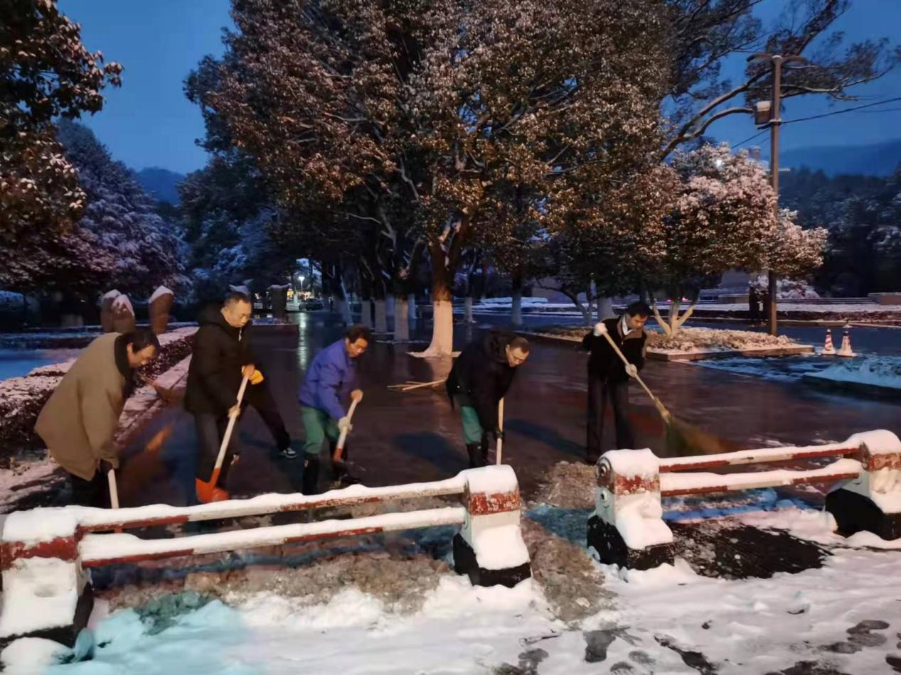 夜间铲雪 (2)