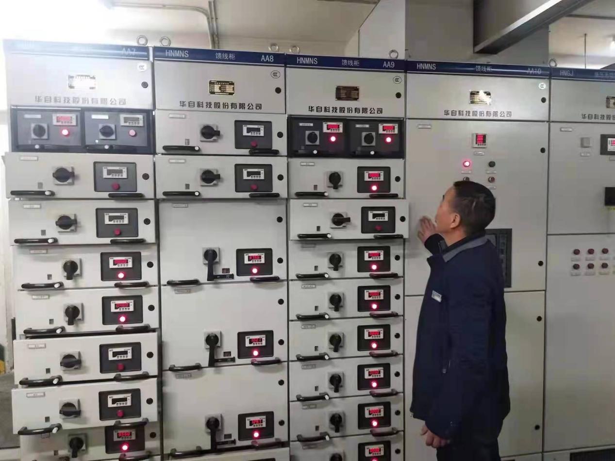 长沙天气突发严寒学校用电负荷急剧增加，能源办各个配电值班同志坚守岗位，加强各个配电间的巡视、巡查，排除各种用电故障，保障学校师生员工在这种严寒天下正常用电，保障中楼室内温度，让老师学生在温暖的环境中学习 (3)