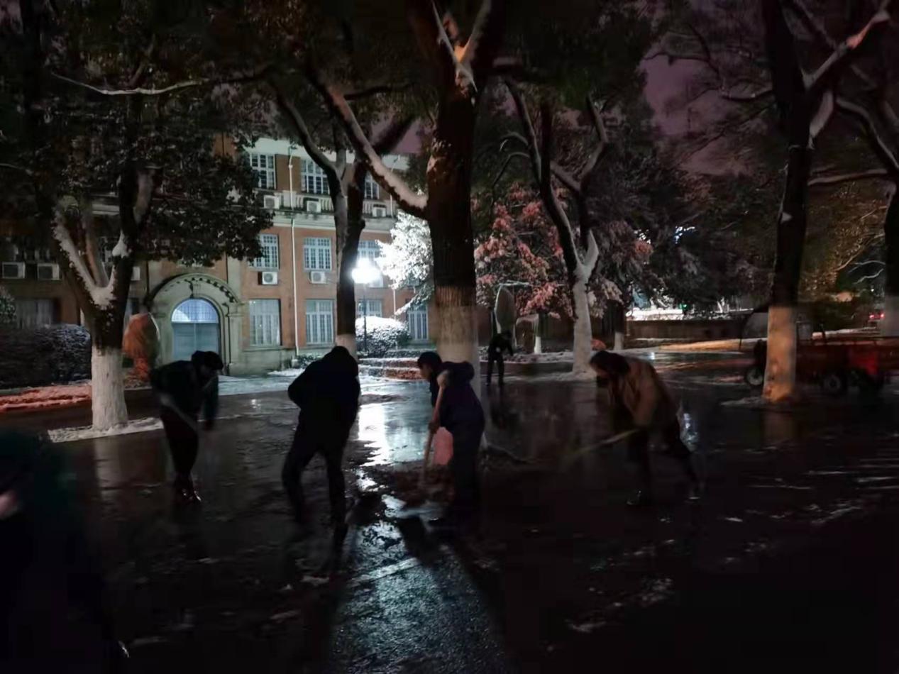 夜间铲雪 (1)