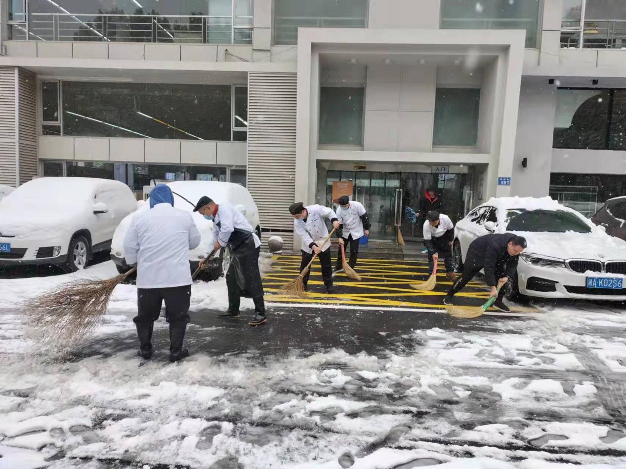 五食堂组织员工铲雪 (1)