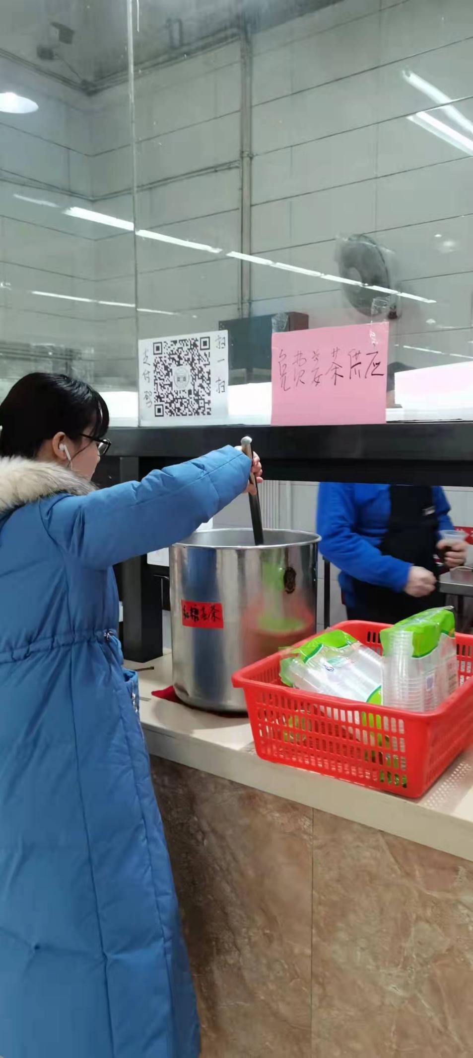 为师生免费提供姜茶 (2)