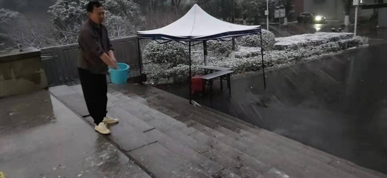 研究生考试保障，防止地面结冰湿滑，撒盐 (1)