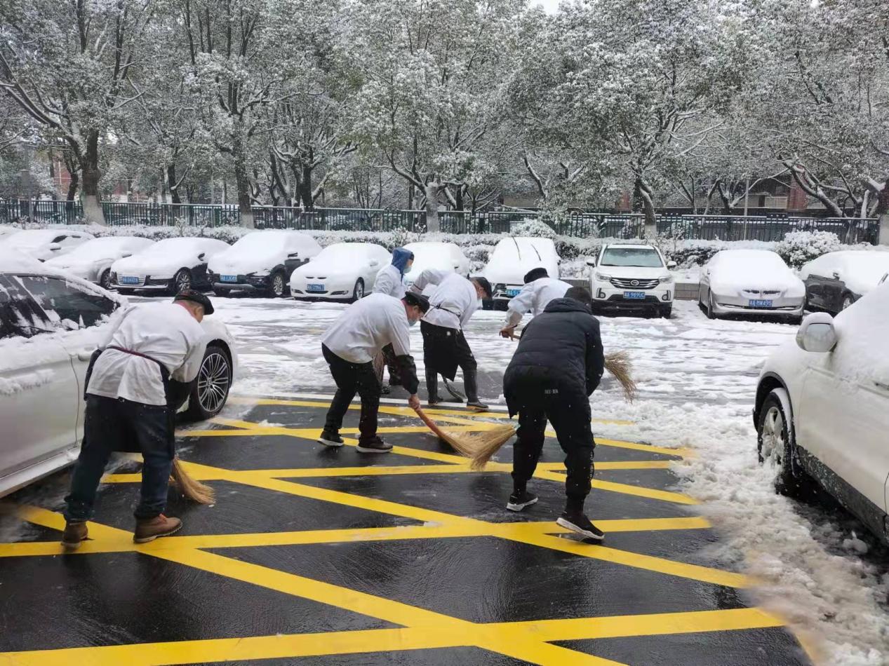 五食堂组织员工铲雪 (2)